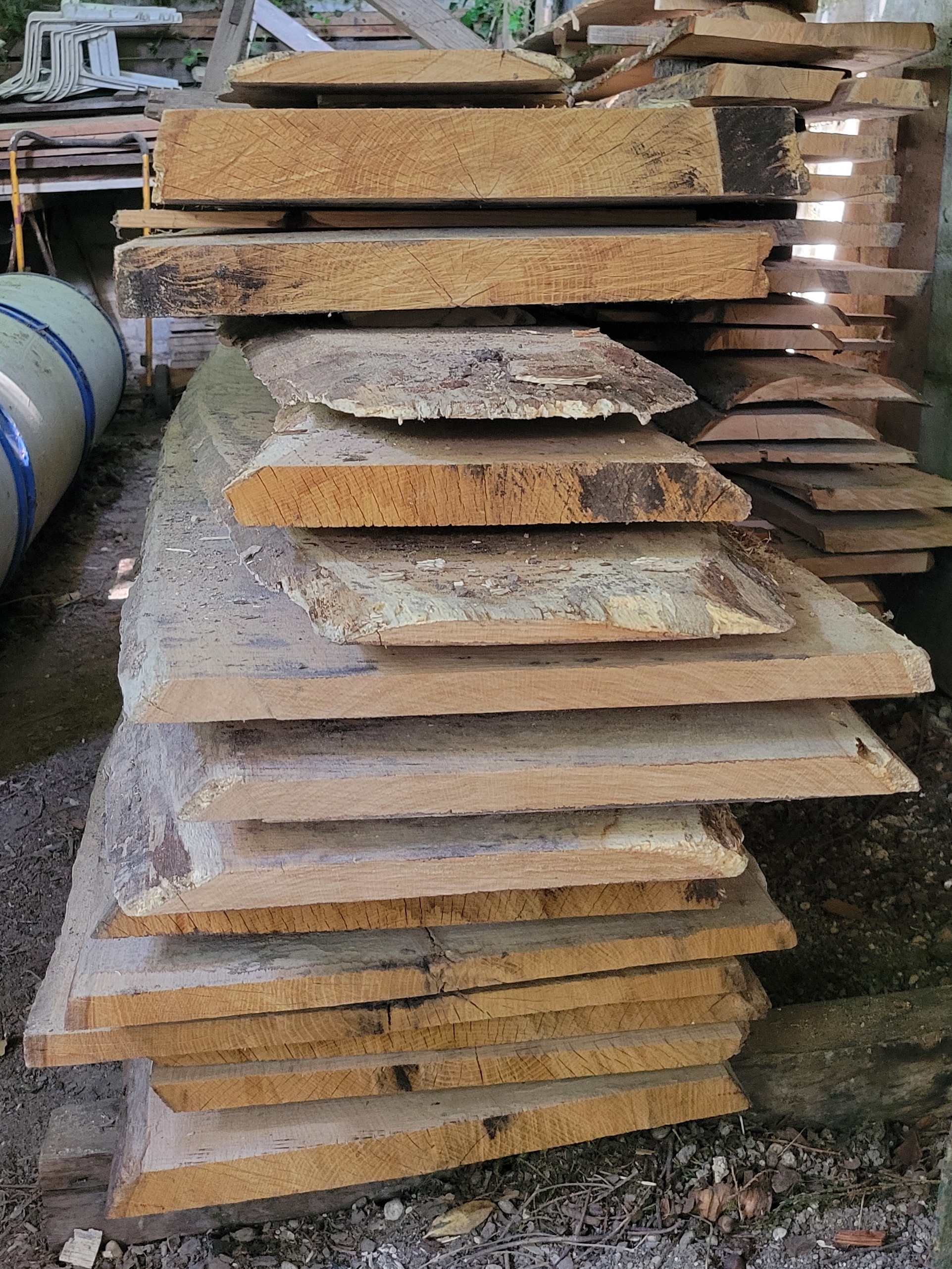 Stock de planches de bois massif