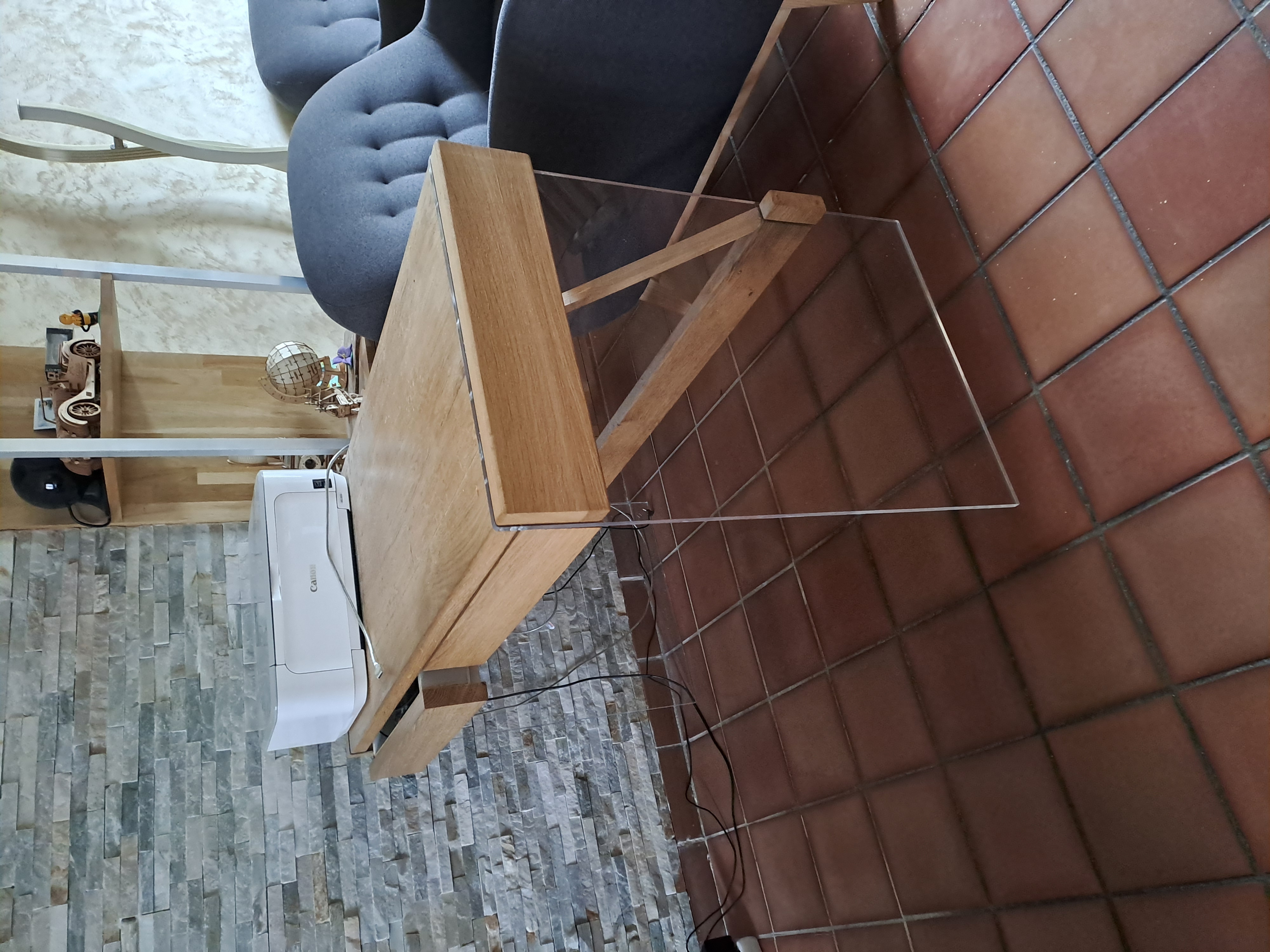 Bureau en chêne et plexiglass