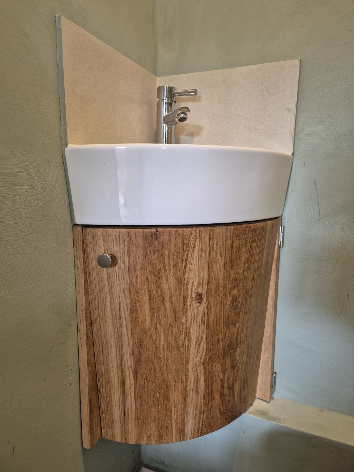 Meuble de salle de bain en chêne - fermé