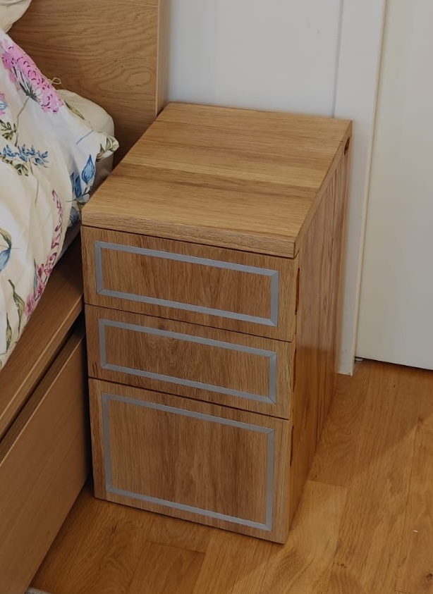 Table de nuit avec prises